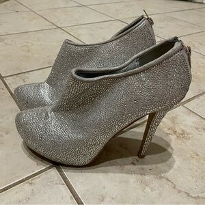 Steve Madden Rhinestone Silver Bootie Heels Sparkle Glam Fashion Size 9.5